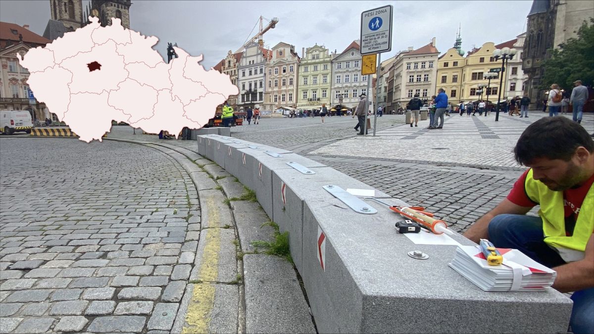 Žulové kvádry. Staroměstské náměstí má novou ochranu před teroristy